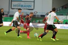 2. Bundesliga - Fußball - SpVgg Greuther Fürth FC Ingolstadt 04 - mitte unter Bedrängnis Sonny Kittel (10, FCI) links Ádám Pintér (16 Fürth) rechts Maximilian Wittek (3 Fürth)