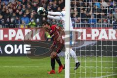 2. Bundesliga - Fußball - Holstein Kiel - FC Ingolstadt 04 - Torwart Kenneth Kronholm (18 Kiel) hält vor Darío Lezcano (11, FCI)