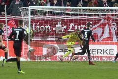 2. Bundesliga - 1. FC Kaiserslautern - FC Ingolstadt 04 - knapp am Tor von Torwart Örjan Haskjard Nyland (1, FCI) vorbei