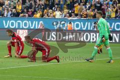 2. Bundesliga - Fußball - Dynamo Dresden - FC Ingolstadt 04 - Gegentor zum Ausgleich, rechts Torwart Örjan Haskjard Nyland (1, FCI) chancenlos, links Max Christiansen (5, FCI) Hauke Wahl (25, FCI)