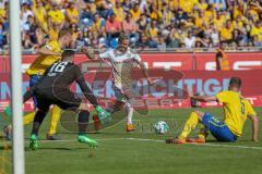 2. BL - Saison 2017/2018 - Eintracht Braunschweig - FC Ingolstadt 04 - Jasmin Fejzic Torwart (#16 Braunschweig) - Sonny Kittel (#10 FCI) - Gustav Valsvik (#5 Braunschweig) - Foto: Meyer Jürgen