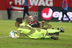 2. Bundesliga - Fußball - Jahn Regensburg - FC Ingolstadt 04 - Robert Leipertz (13, FCI) kommt nicht an Torwart Philipp Pentke (1 Jahn) vorbei