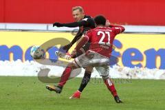 2. Bundesliga - 1. FC Kaiserslautern - FC Ingolstadt 04 - Flanke Sonny Kittel (10, FCI) Phillipp Mwene (21 Kaiserslautern)