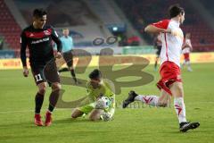 2. Bundesliga - Fußball - Jahn Regensburg - FC Ingolstadt 04 - Darío Lezcano (11, FCI) zu spät Torwart Philipp Pentke (1 Jahn) hält