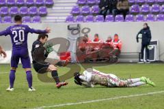 2. Bundesliga - Fußball - Erzgebirge Aue - FC Ingolstadt 04 - Torwart Männel Martin (Aue 1) springt in Darío Lezcano (11, FCI) von hinten rein