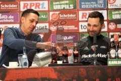 2. Bundesliga - 1. FC Kaiserslautern - FC Ingolstadt 04 - Pressekonferenz nach dem Spiel, Pressesprecher schenkt Cheftrainer Stefan Leitl (FCI) einen Kaffee ein