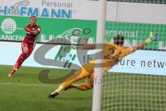 2. Bundesliga - Fußball - SpVgg Greuther Fürth FC Ingolstadt 04 - Sonny Kittel (10, FCI) trifft zum 0:1 gegen Torwart Balázs Megyeri (24 Fürth), Tor Führung Jubel