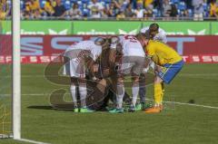 2. BL - Saison 2017/2018 - Eintracht Braunschweig - FC Ingolstadt 04 - Hauke Wahl (#25 FCI) - #und Frederic Ananou (#2 FCI) trösten Jasmin Fejzic Torwart (#16 Braunschweig) - Foto: Meyer Jürgen