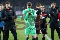 2. Bundesliga - Fußball - Jahn Regensburg - FC Ingolstadt 04 - Spiel ist aus, hängenee Köpfe bei Ingolstadt, 3:2 Niederlage, FCI bednakt sich bei dem Mitgereisten Fans, Torwart Örjan Haskjard Nyland (1, FCI)