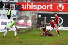 2. BL - Saison 2017/2018 - 1.FC Kaiserslautern - FC Ingolstadt 04 - Robert Leipertz (#13 FCI) - Marius Müller Torwart (#24 Kaiserslautern) - Christoph Moritz (#29 Kaiserslautern) - Foto: Meyer Jürgen