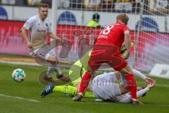 2. BL - Saison 2017/2018 - FC Heidenheim - FC Ingolstadt 04 - Thomas Pledl (#30 FCI) am Boden - Kevin Müller Torwart (#1 Heidenheim) - Robert Leipertz (#13 FCI) - Sebastian Griesbeck (#18 Heidenheim) - Foto: Meyer Jürgen