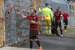 2. Bundesliga - Fußball - SV Darmstadt 98 - FC Ingolstadt 04 - Spiel ist aus, FCI enttäuscht 1:1 Remis Unentschieden, Spieler bedanken sich bei den Fans Moritz Hartmann (9, FCI) Torwart Örjan Haskjard Nyland (1, FCI) Marvin Matip (34, FCI)