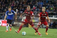 2. Bundesliga - Fußball - DSC Arminia Bielefeld - FC Ingolstadt 04 - mitte Sonny Kittel (10, FCI) rechts Thomas Pledl (30, FCI)