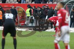 2. Bundesliga - 1. FC Kaiserslautern - FC Ingolstadt 04 - Spiel ist aus, Cheftrainer Stefan Leitl (FCI) geht zu den Spielern