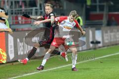 2. Bundesliga - Fußball - Jahn Regensburg - FC Ingolstadt 04 - Sonny Kittel (10, FCI) Benedikt Saller (6 Jahn)