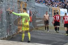 2. Bundesliga - Fußball - SV Darmstadt 98 - FC Ingolstadt 04 - Spiel ist aus, FCI enttäuscht 1:1 Remis Unentschieden, Spieler bedanken sich bei den Fans Torwart Örjan Haskjard Nyland (1, FCI)