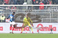 2. Bundesliga - Fußball - Holstein Kiel - FC Ingolstadt 04 - Kingsley Schindler (27 Kiel) bei Torwart Örjan Haskjard Nyland (1, FCI)