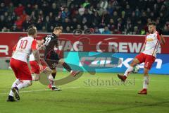 2. Bundesliga - Fußball - Jahn Regensburg - FC Ingolstadt 04 - Sonny Kittel (10, FCI) trifft den Gegenspieler Benedikt Gimber (5 Jahn)