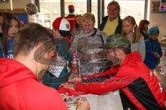 2. BL - Saison 2017/2018 - FC Ingolstadt 04 - Autogrammstunde im Fan Shop mit Moritz Hartmann (#9 FCI) mit Mütze und Stefan Kutschke (#20 FCI) - Foto: Meyer Jürgen