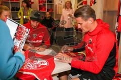 2. BL - Saison 2017/2018 - FC Ingolstadt 04 - Autogrammstunde im Fan Shop mit Moritz Hartmann (#9 FCI) mit Mütze und Stefan Kutschke (#20 FCI) - Foto: Meyer Jürgen