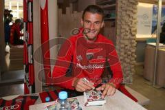 2. BL - Saison 2017/2018 - FC Ingolstadt 04 - Autogrammstunde im Fan Shop mit Stefan Kutschke (#20 FCI) - Foto: Meyer Jürgen