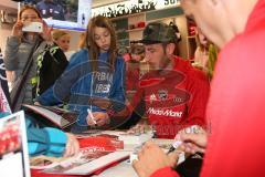 2. BL - Saison 2017/2018 - FC Ingolstadt 04 - Autogrammstunde im Fan Shop mit Moritz Hartmann (#9 FCI) mit Mütze und Stefan Kutschke (#20 FCI) - Foto: Meyer Jürgen