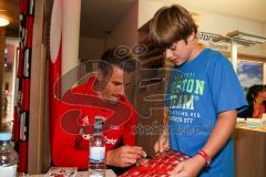 2. BL - Saison 2017/2018 - FC Ingolstadt 04 - Autogrammstunde im Fan Shop mit Stefan Kutschke (#20 FCI) - Foto: Meyer Jürgen