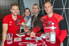 2. BL - Saison 2017/2018 - FC Ingolstadt 04 - Autogrammstunde bei der Raiffeisenbank Zweigstelle  - Am Pulver Ingolstadt mit Robert Leipertz (#13 FCI) und Marco Knaller (Torwart #16 FCI) rechts  - Foto: Markus Banai