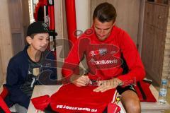 2. BL - Saison 2017/2018 - FC Ingolstadt 04 - Autogrammstunde im Fan Shop mit Stefan Kutschke (#20 FCI) - Foto: Meyer Jürgen