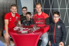 2. BL - Saison 2017/2018 - FC Ingolstadt 04 - Autogrammstunde bei der Raiffeisenbank Zweigstelle  - Am Pulver Ingolstadt mit Robert Leipertz (#13 FCI) und Marco Knaller (Torwart #16 FCI) rechts - Foto: Markus Banai