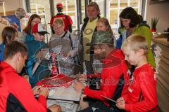 2. BL - Saison 2017/2018 - FC Ingolstadt 04 - Autogrammstunde im Fan Shop mit Moritz Hartmann (#9 FCI) und Stefan Kutschke (#20 FCI) - Foto: Meyer Jürgen