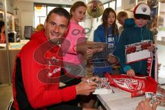 2. BL - Saison 2017/2018 - FC Ingolstadt 04 - Autogrammstunde im Fan Shop mit Stefan Kutschke (#20 FCI) - Foto: Meyer Jürgen