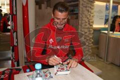 2. BL - Saison 2017/2018 - FC Ingolstadt 04 - Autogrammstunde im Fan Shop mit Stefan Kutschke (#20 FCI) - Foto: Meyer Jürgen