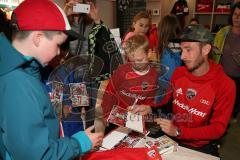 2. BL - Saison 2017/2018 - FC Ingolstadt 04 - Autogrammstunde im Fan Shop mit Moritz Hartmann (#9 FCI) - Foto: Meyer Jürgen