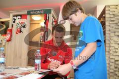 2. BL - Saison 2017/2018 - FC Ingolstadt 04 - Autogrammstunde im Fan Shop mit Stefan Kutschke (#20 FCI) - Foto: Meyer Jürgen