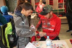 2. BL - Saison 2017/2018 - FC Ingolstadt 04 - Autogrammstunde im Fan Shop mit Moritz Hartmann (#9 FCI) - Foto: Meyer Jürgen