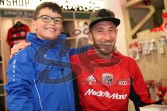 2. BL - Saison 2017/2018 - FC Ingolstadt 04 - Autogrammstunde im Fan Shop mit Moritz Hartmann (#9 FCI) - Foto: Meyer Jürgen