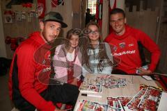 2. BL - Saison 2017/2018 - FC Ingolstadt 04 - Autogrammstunde im Fan Shop mit Moritz Hartmann (#9 FCI) und Stefan Kutschke (#20 FCI) - Foto: Meyer Jürgen