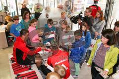 2. BL - Saison 2017/2018 - FC Ingolstadt 04 - Autogrammstunde im Fan Shop mit Moritz Hartmann (#9 FCI) mit Mütze und Stefan Kutschke (#20 FCI) - Foto: Meyer Jürgen