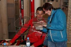 2. BL - Saison 2017/2018 - FC Ingolstadt 04 - Autogrammstunde im Fan Shop mit Stefan Kutschke (#20 FCI) - Selfie - Foto: Meyer Jürgen