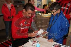 2. BL - Saison 2017/2018 - FC Ingolstadt 04 - Autogrammstunde im Fan Shop mit Stefan Kutschke (#20 FCI) - Foto: Meyer Jürgen