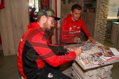 2. BL - Saison 2017/2018 - FC Ingolstadt 04 - Autogrammstunde im Fan Shop mit Moritz Hartmann (#9 FCI) und Stefan Kutschke (#20 FCI) - Foto: Meyer Jürgen