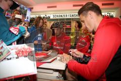 2. BL - Saison 2017/2018 - FC Ingolstadt 04 - Autogrammstunde im Fan Shop mit Moritz Hartmann (#9 FCI) mit Mütze und Stefan Kutschke (#20 FCI) - Foto: Meyer Jürgen