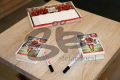 2. BL - Saison 2017/2018 - FC Ingolstadt 04 - Autogrammstunde im Fan Shop mit Moritz Hartmann (#9 FCI) und Stefan Kutschke (#20 FCI) - Autogrammkarten - Foto: Meyer Jürgen