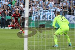 DFB Pokal - Fußball - TSV 1960 München - FC Ingolstadt 04 - Sonny Kittel (10, FCI) Alexander Strobl (TSV 37)