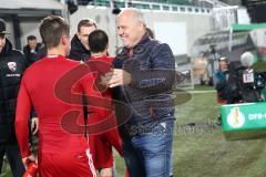 DFB Pokal - Fußball - SpVgg Greuther Fürth - FC Ingolstadt 04 - #rechts Vorsitzender des Vorstandes Peter Jackwerth (FCI) gratuliert Torschützen Stefan Lex (14, FCI) nach dem Spiel