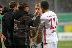 DFB-Pokal - SC Paderborn 07 - FC Ingolstadt 04 - Thomas Pledl (30, FCI) Kopfverletzung wird behandelt, Darío Lezcano (11, FCI)