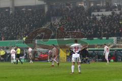 DFB-Pokal - SC Paderborn 07 - FC Ingolstadt 04 - Spiel ist aus 1:0 Niederlage, hängende Köpfe bei Ingolstadt, Marvin Matip (34, FCI) Darío Lezcano (11, FCI) Hauke Wahl (25, FCI) Robert Leipertz (13, FCI) Stefan Kutschke (20, FCI) hinten feiert Paderborn