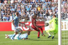 DFB Pokal - Fußball - TSV 1960 München - FC Ingolstadt 04 - Alexander Strobl (TSV 37) foult Darío Lezcano (11, FCI) Elfmeter