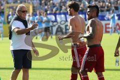 DFB Pokal - Fußball - TSV 1960 München - FC Ingolstadt 04 - Sieg 1:2, Jubel bei Ingolstadt, Vorsitzender des Vorstandes Peter Jackwerth (FCI) bedankt sich bei Romain Brégerie (18, FCI) Darío Lezcano (11, FCI)